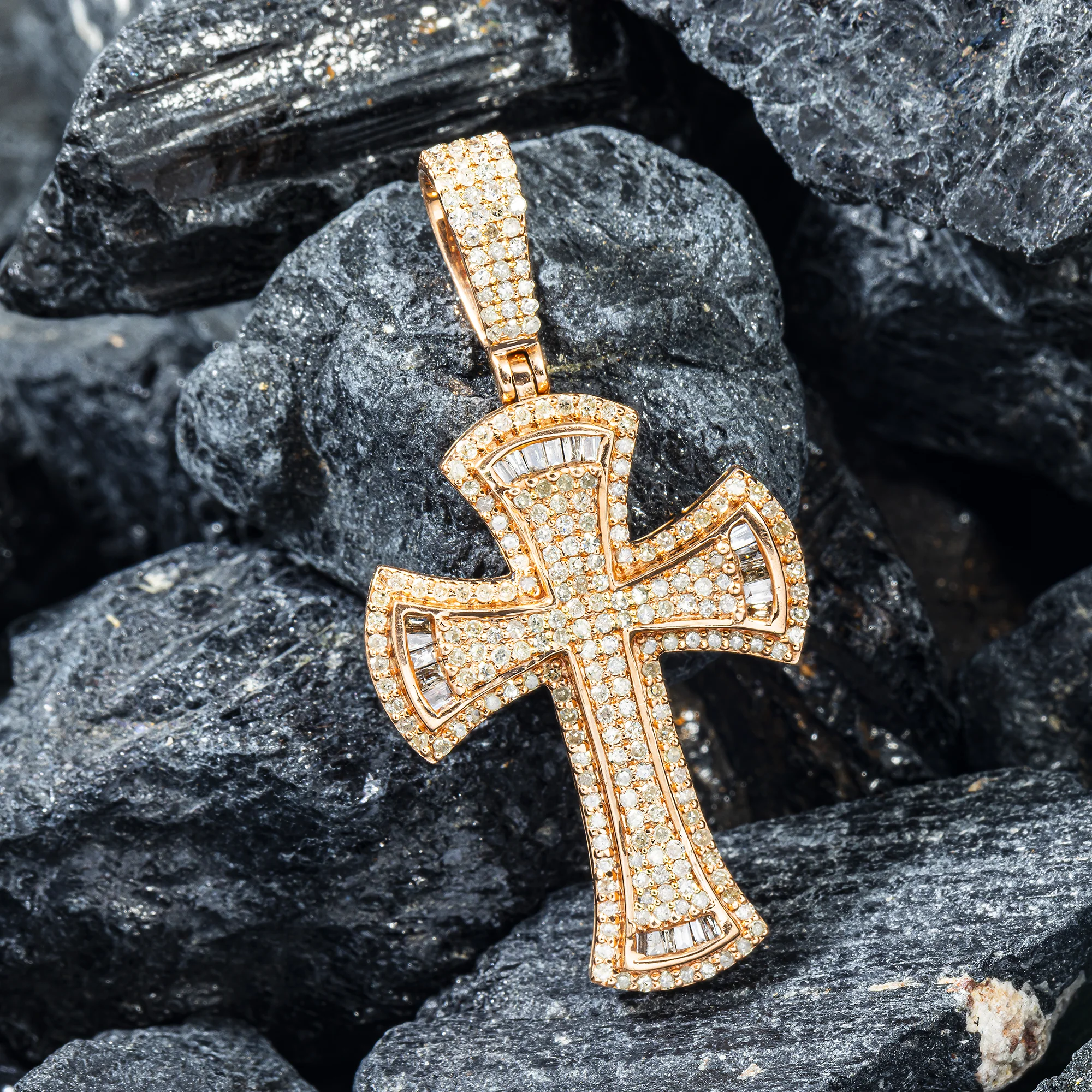 10K GOLD BAGUETTE AND ROUND DIAMOND CROSS PENDANT 1.28 CT - Image 2