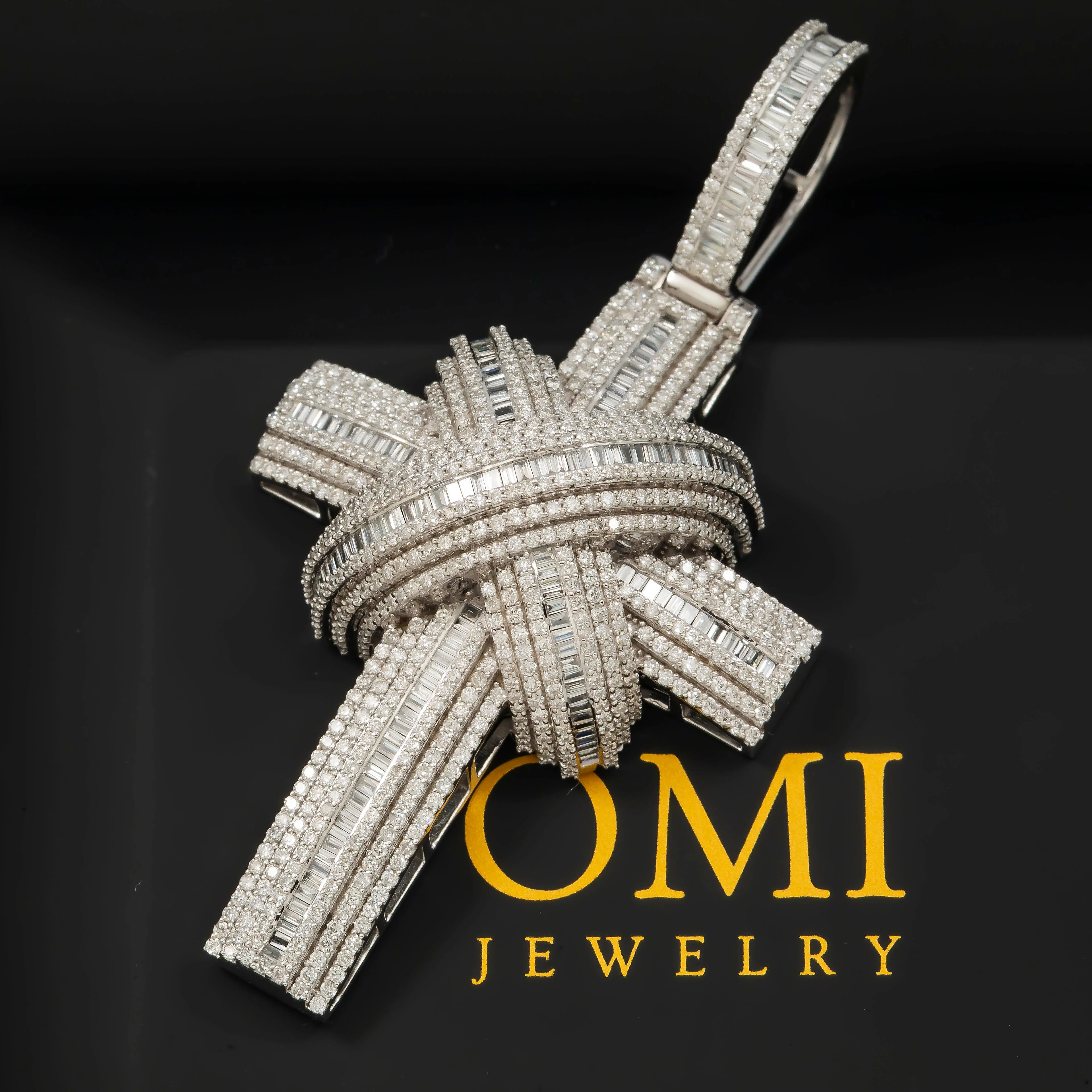 10K GOLD BAGUETTE AND ROUND DIAMOND CROSS PENDANT 4.43 CT - Image 2