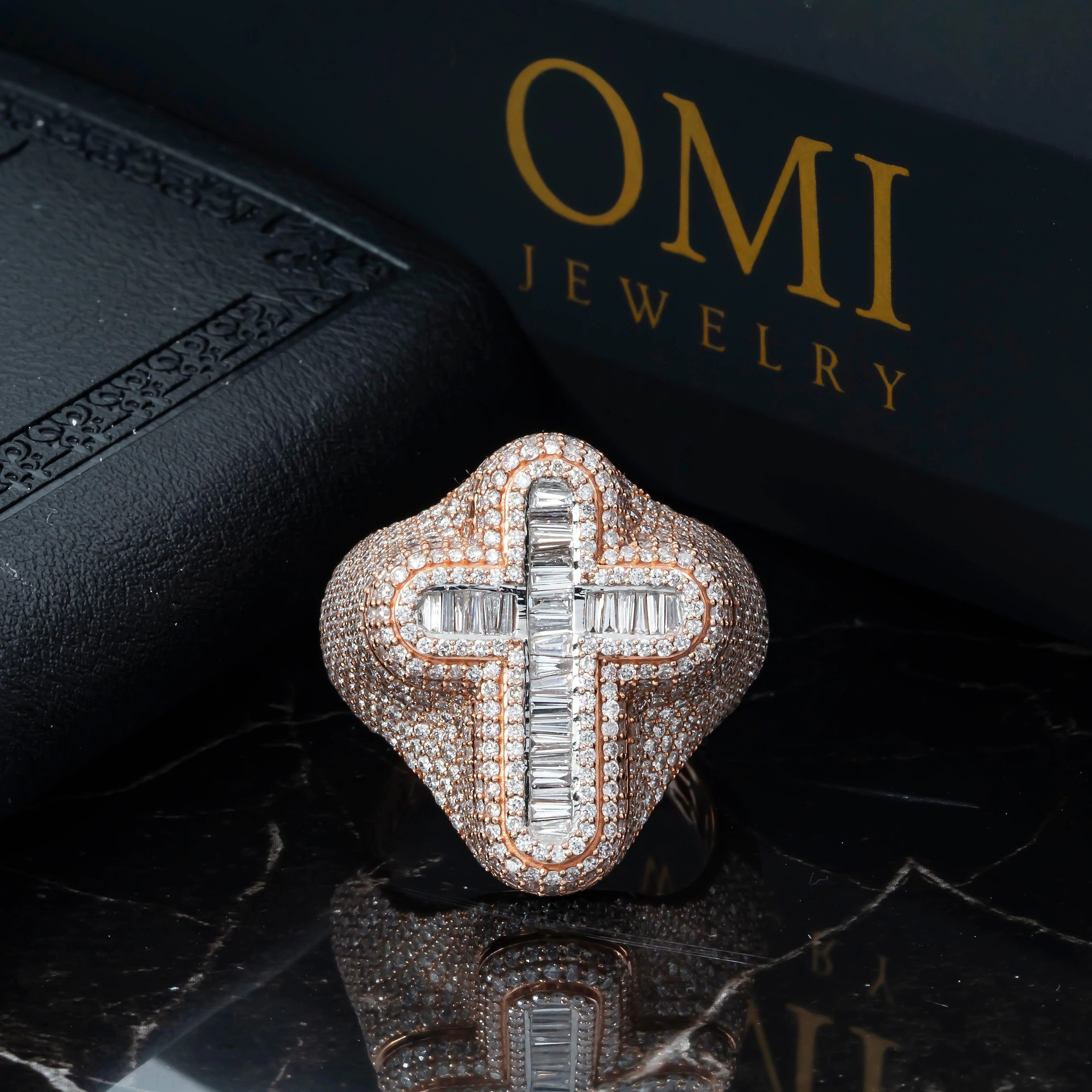 10K GOLD BAGUETTE AND ROUND DIAMOND CROSS STATEMENT RING 4.18 CT - Image 3