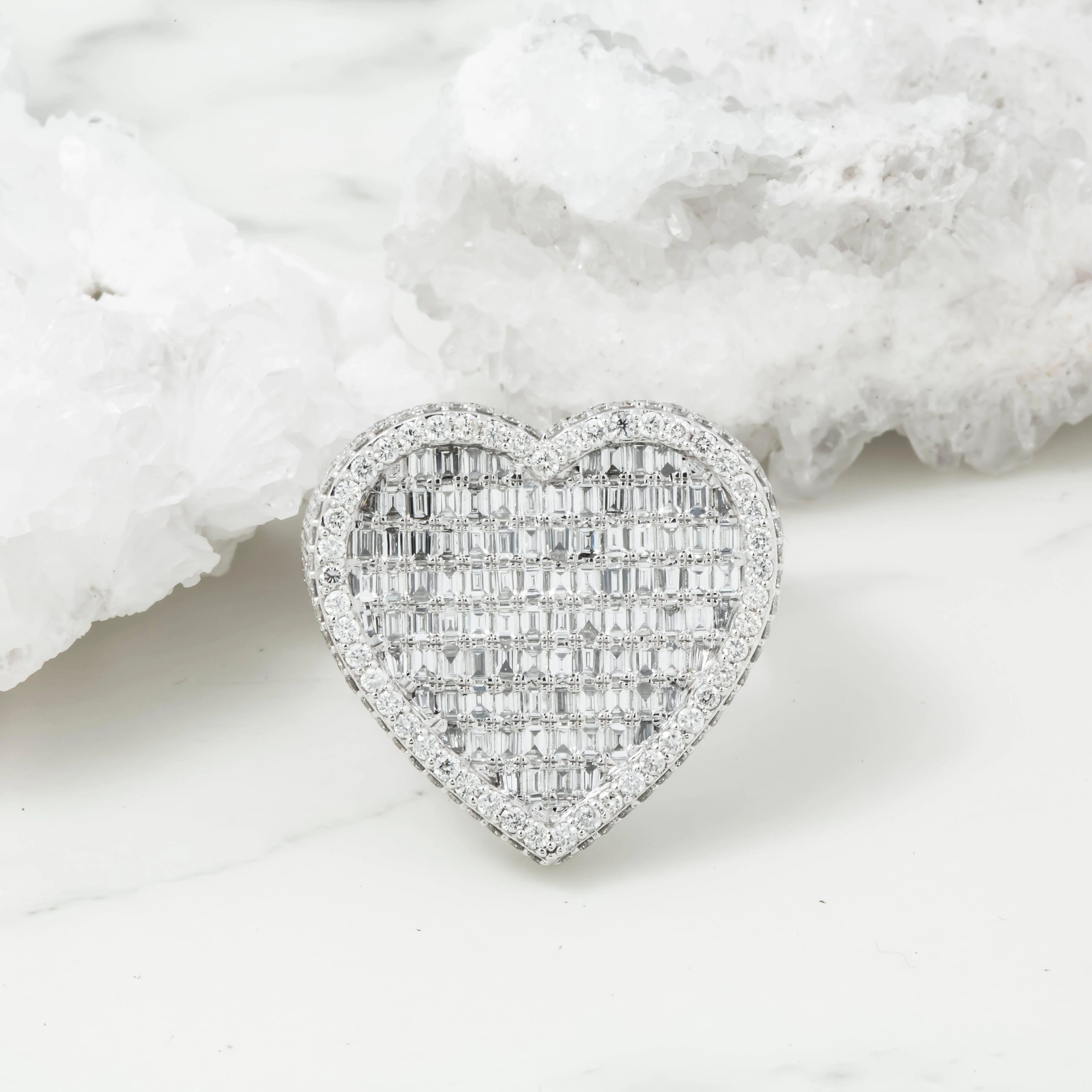 10K GOLD BAGUETTE AND ROUND DIAMOND HEART STATEMENT RING 5.73 CT - Image 3