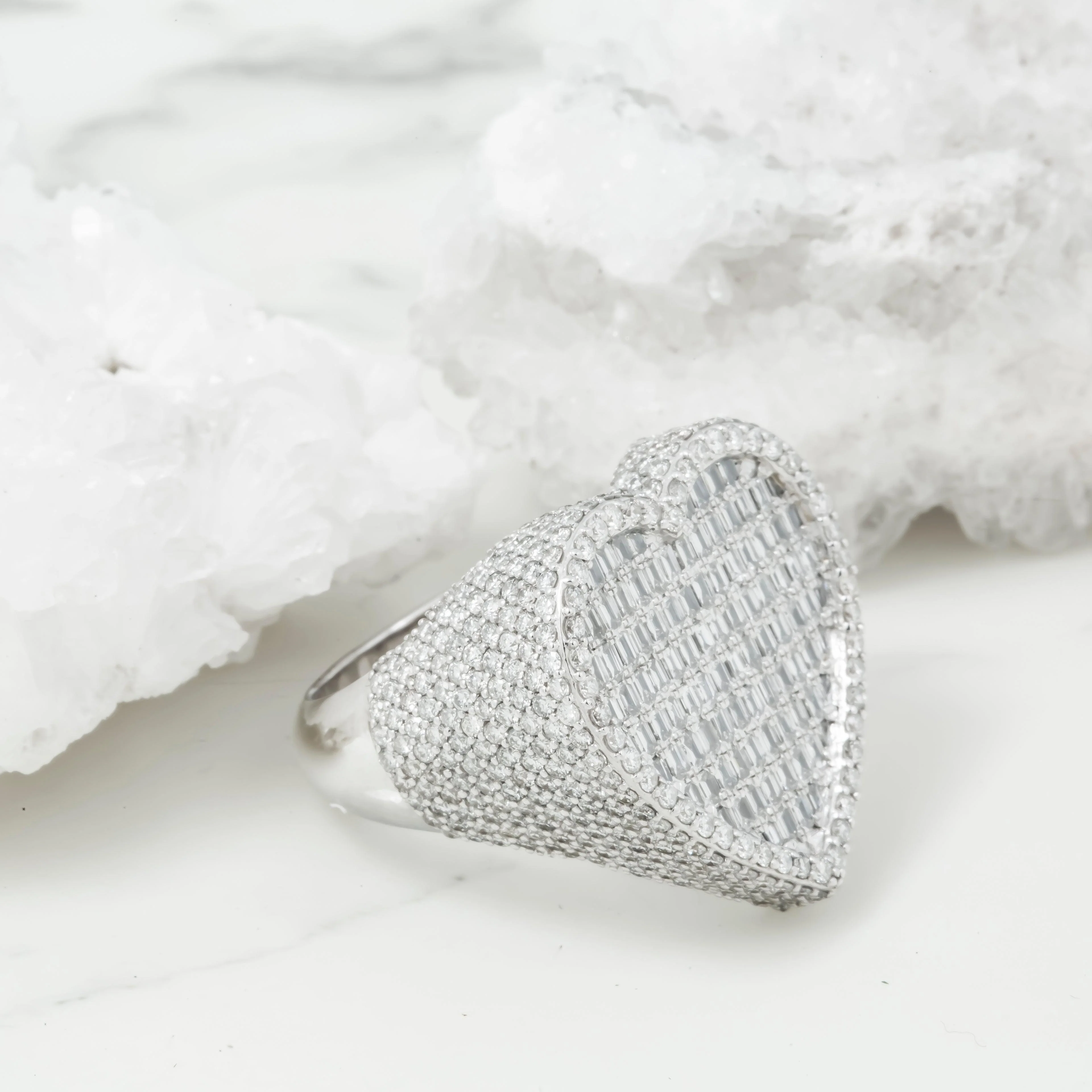 10K GOLD BAGUETTE AND ROUND DIAMOND HEART STATEMENT RING 5.73 CT - Image 4