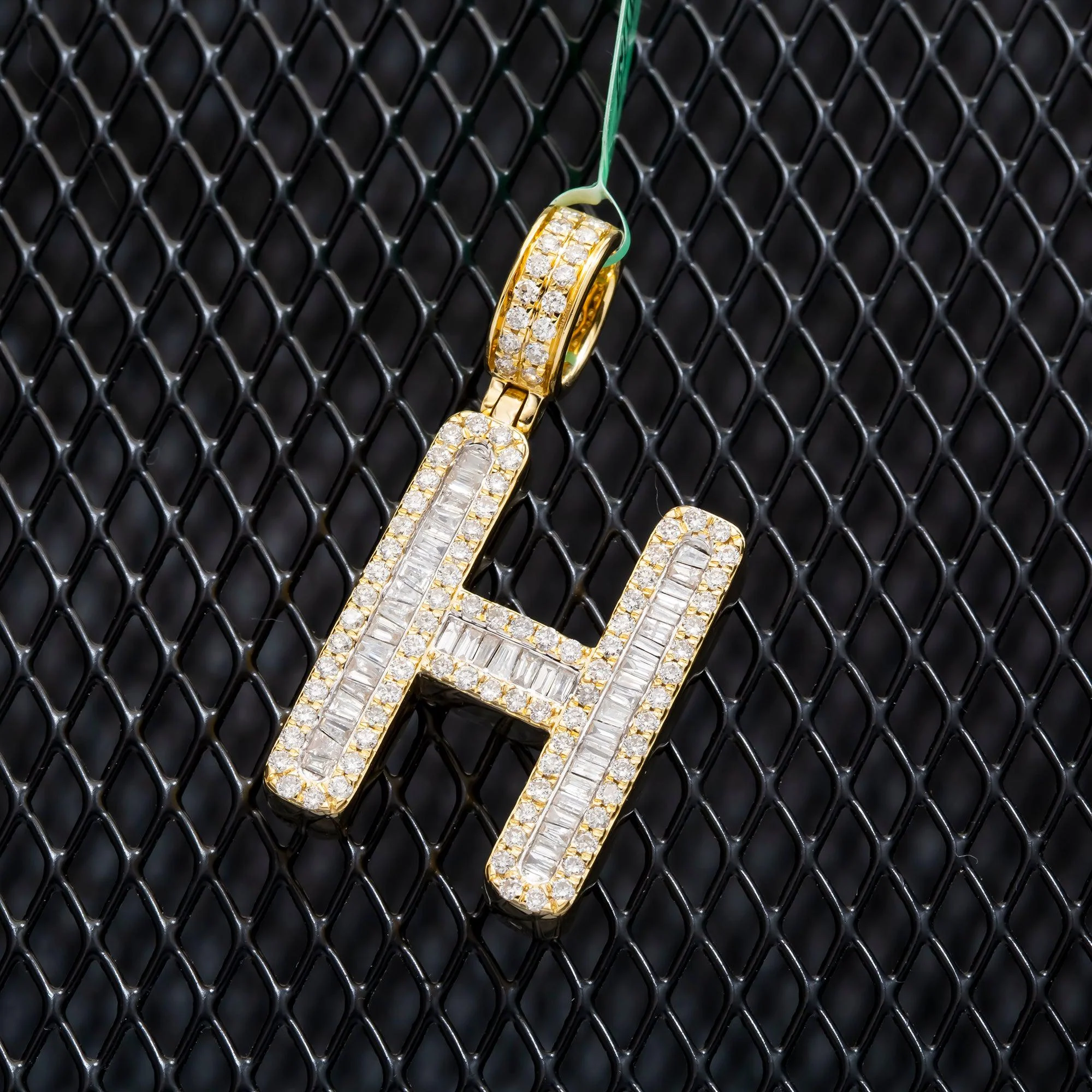 10K GOLD BAGUETTE AND ROUND DIAMOND INITIAL H PENDANT 1.50 CT - Image 2
