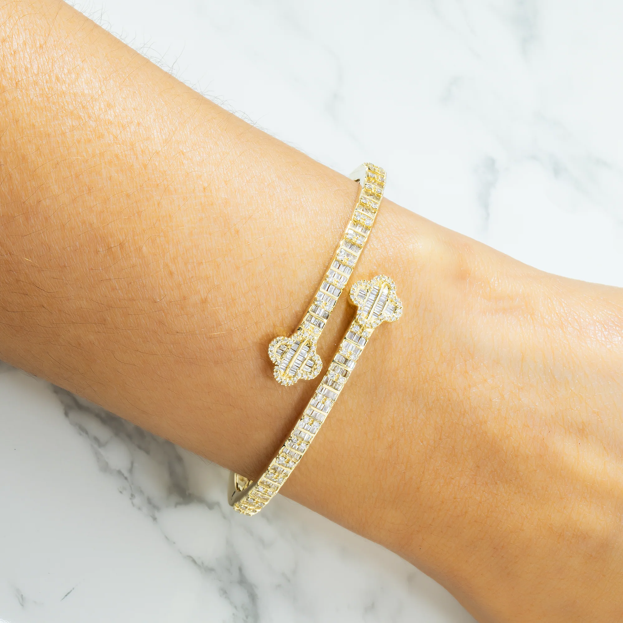 10K GOLD BAGUETTE DIAMONDS OPEN CLOVER BANGLE 1.85 CT - Image 2