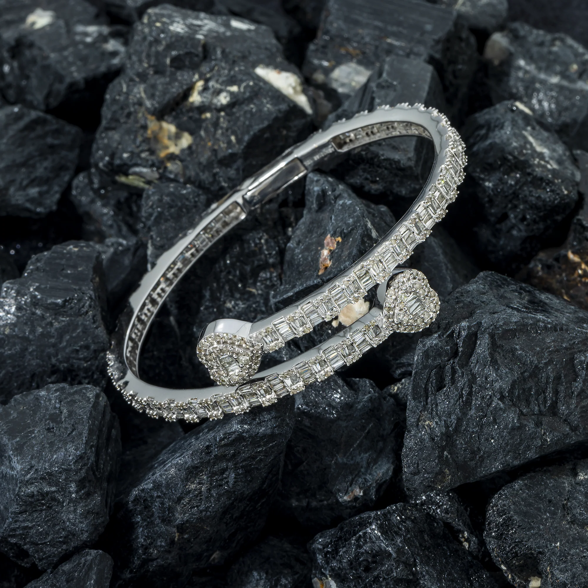 10K GOLD BAGUETTE DIAMONDS OPEN HEART BANGLE 4.00 CT - Image 3