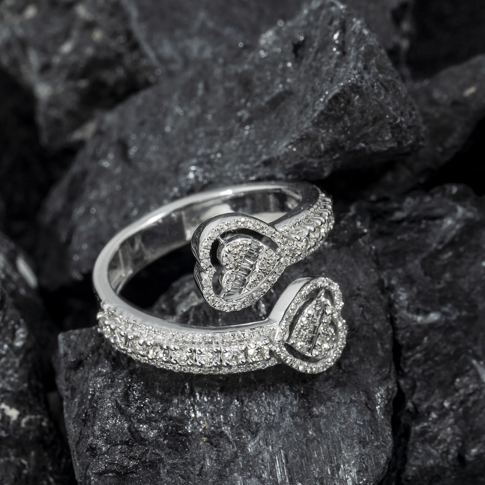 10K GOLD ROUND AND BAGUETTE DIAMOND HEART BYPASS RING 0.90 CT - Image 3