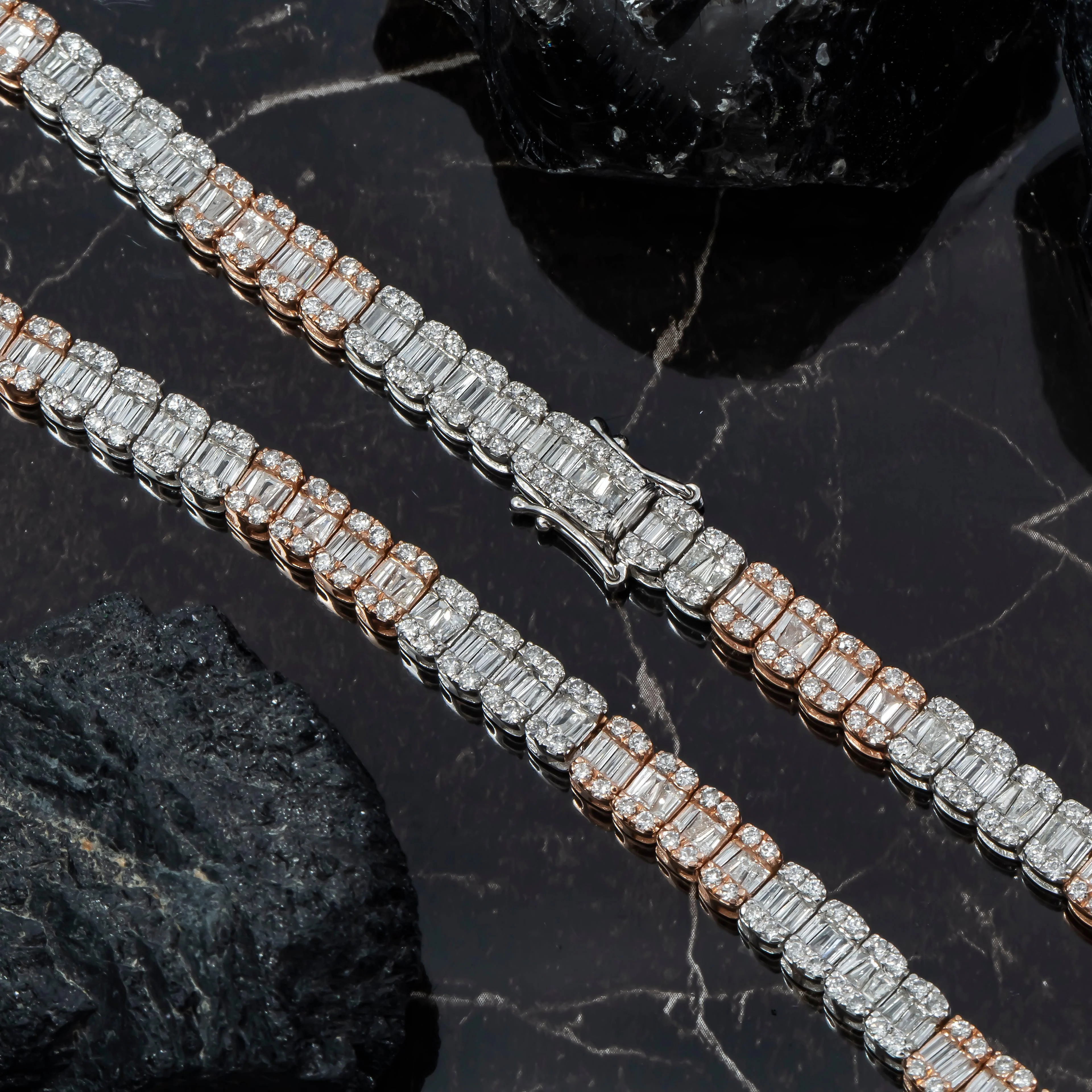 10K GOLD TWO TONE BAGUETTE AND ROUND DIAMOND CHAIN 15.75 CT - Image 4