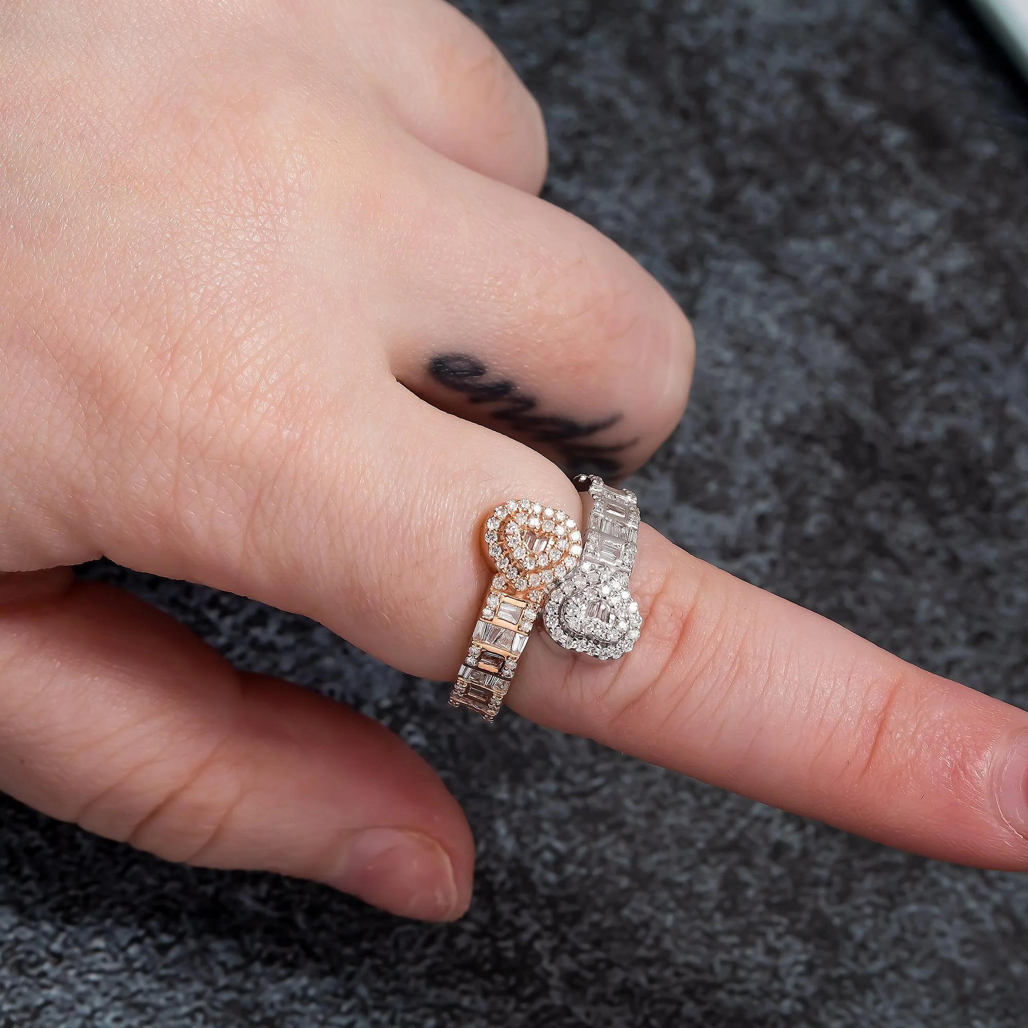 10K GOLD TWO TONE BAGUETTE AND ROUND DIAMOND DOUBLE HEART RING 1.04 CT - Image 2