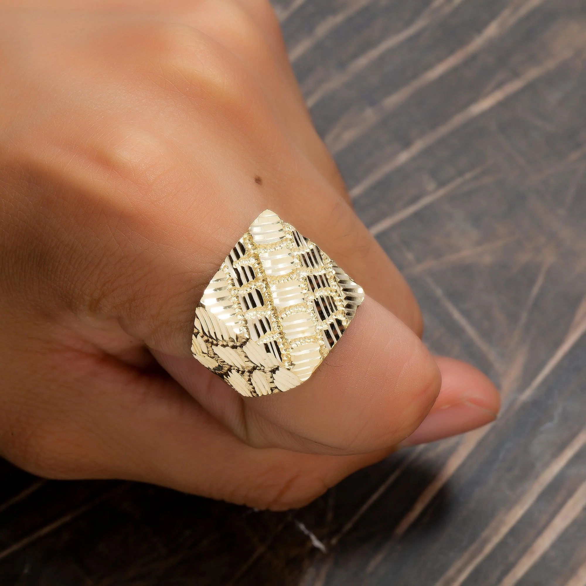 10K Yellow Gold 5.7 Grams Nugget Men's Ring - Image 3