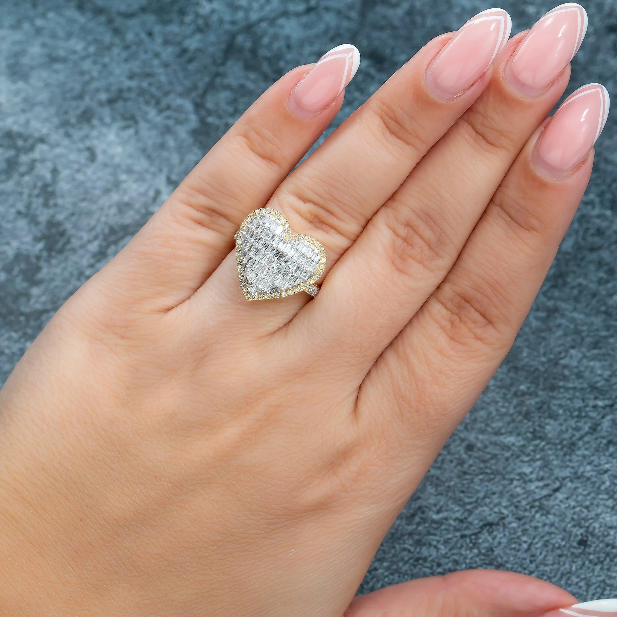 14K GOLD BAGUETTE AND ROUND DIAMOND DOME HEART RING 1.00 CT - Image 2