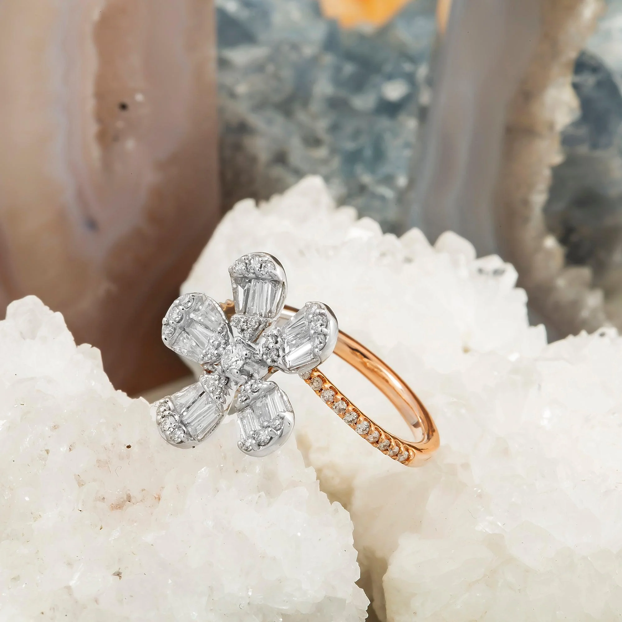 14K GOLD TWO TONE BAGUETTE AND ROUND DIAMOND FLOWER SHAPED RING 1.25 CT - Image 4