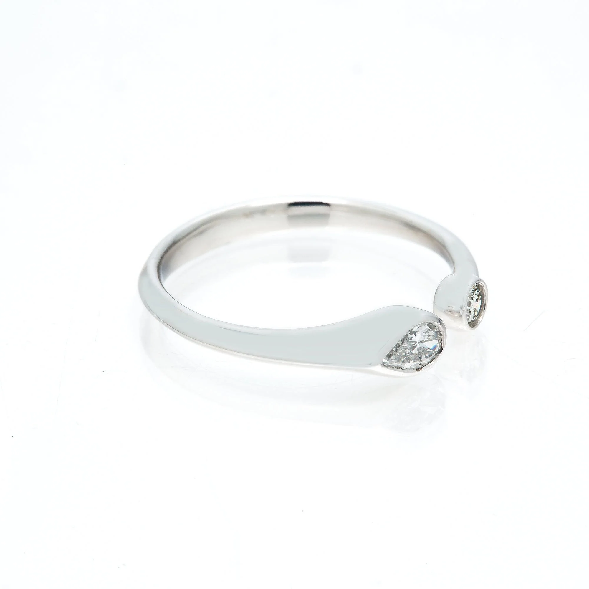 14K GOLD PEAR AND ROUND TWO DIAMOND BEZEL RING 0.25 CT - Image 2
