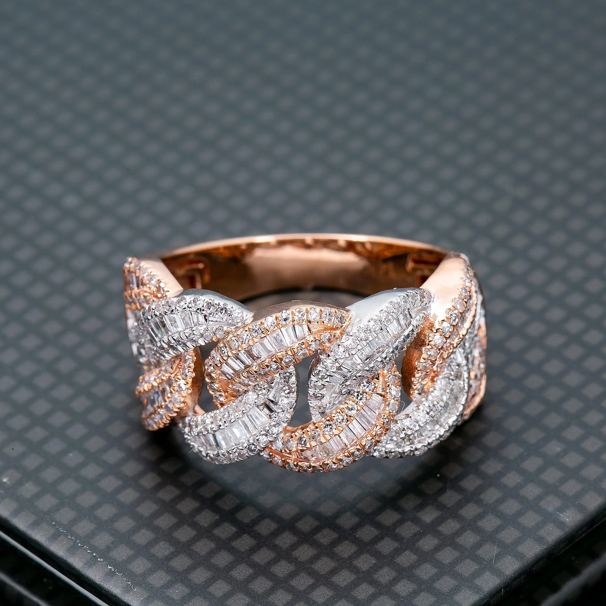 14K ROSE AND WHITE GOLD MEN'S RING WITH 1.46 CT BAGUETTE DIAMONDS - Image 2