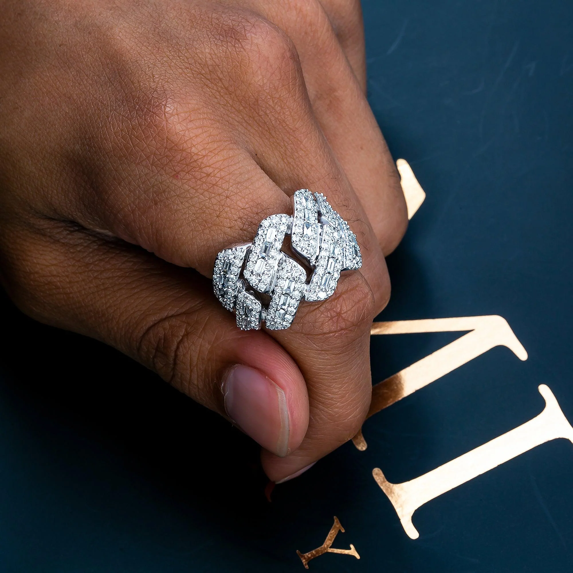 14K WHITE GOLD RING WITH 3.65 CT BAGUETTE DIAMONDS - Image 2
