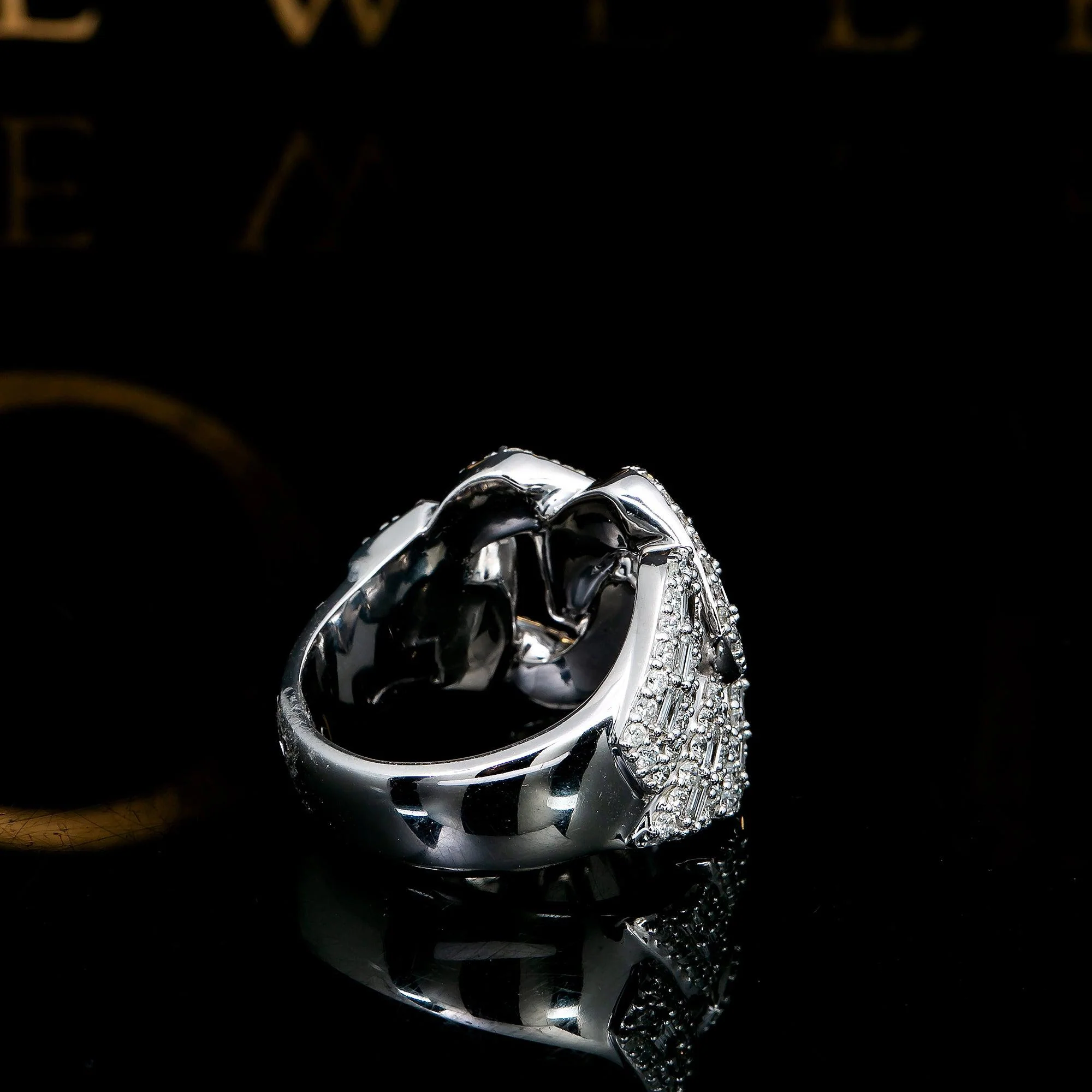 14K WHITE GOLD RING WITH 3.65 CT BAGUETTE DIAMONDS - Image 4