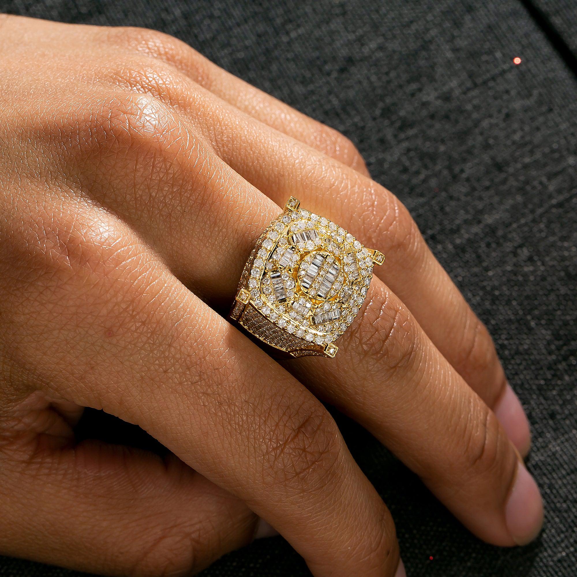 14K YELLOW GOLD DIAMOND RING WITH 2.19 CT ROUND & BAGUETTE - Image 2