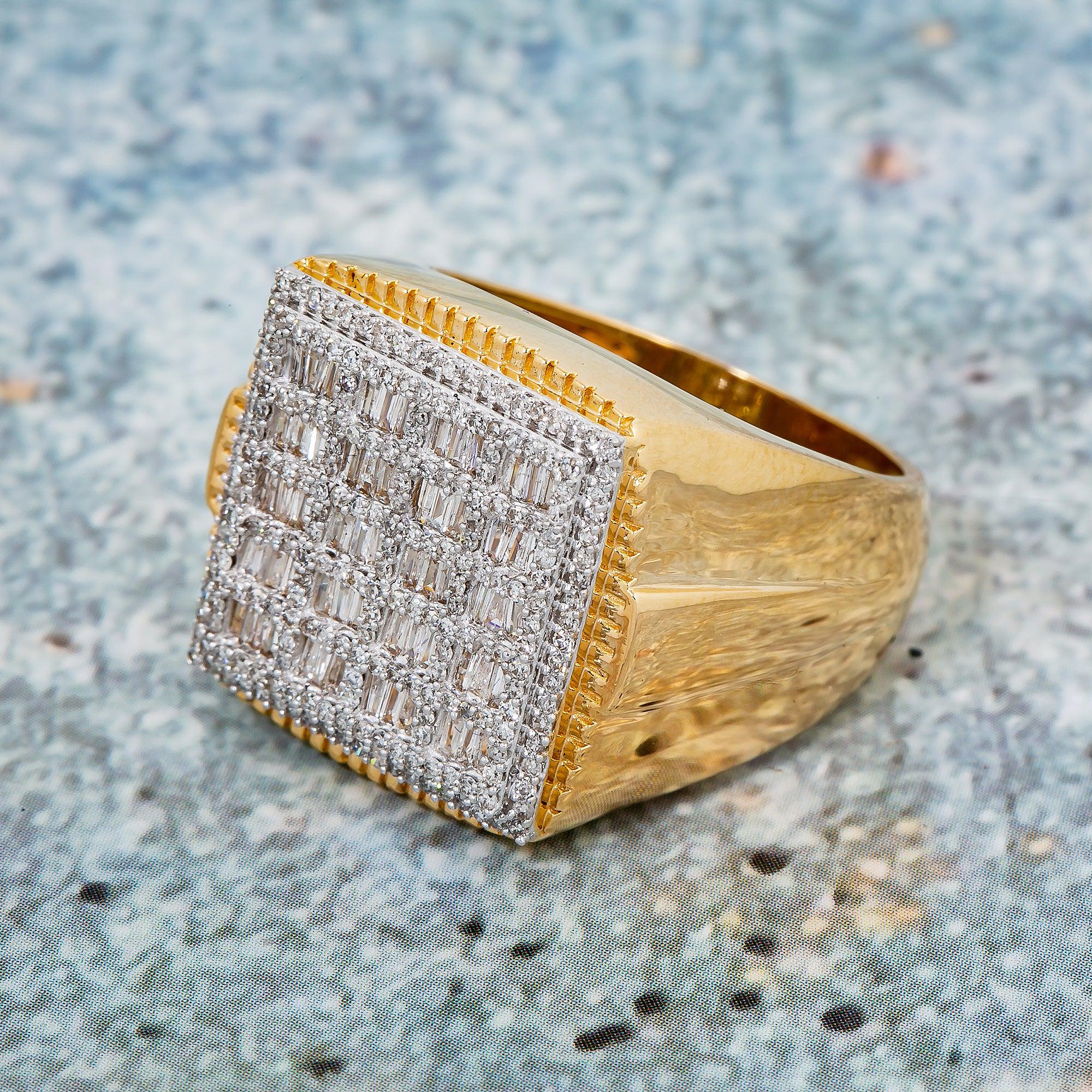 14K YELLOW GOLD MEN'S RING WITH 1.11CT ROUND AND BAGUETTE DIAMONDS - Image 3