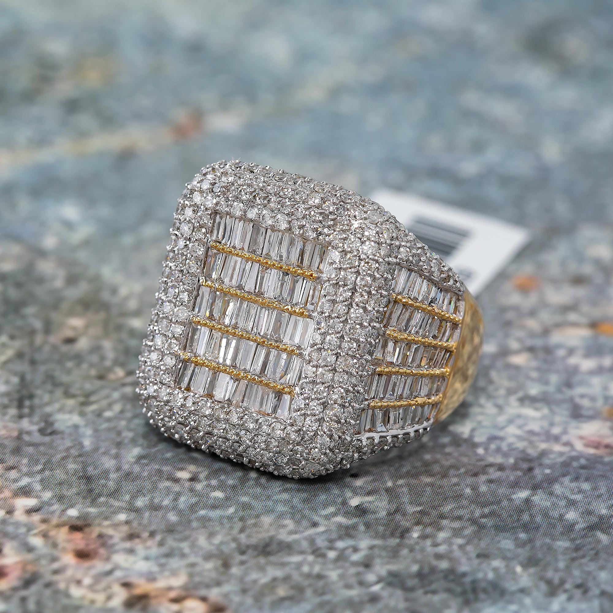 14K YELLOW GOLD MEN'S RING WITH 4.42 CT BAGUETTE AND ROUND DIAMONDS - Image 3