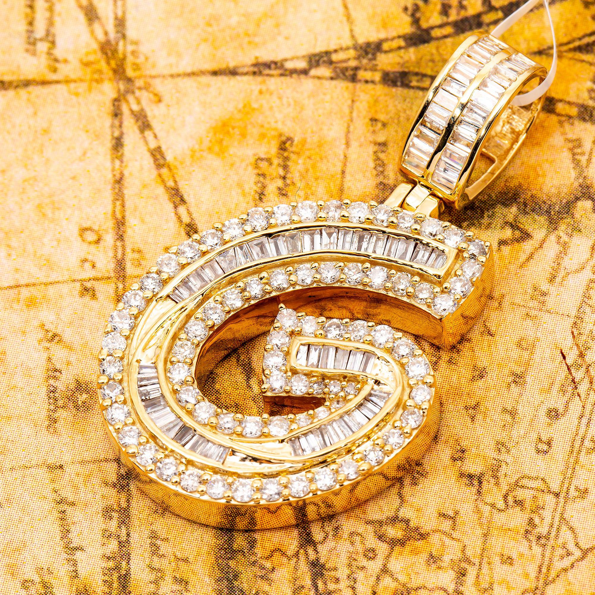 14K YELLOW GOLD UNISEX LETTER G WITH 1.92 CT BAGUETTE AND ROUND DIAMONDS - Image 3
