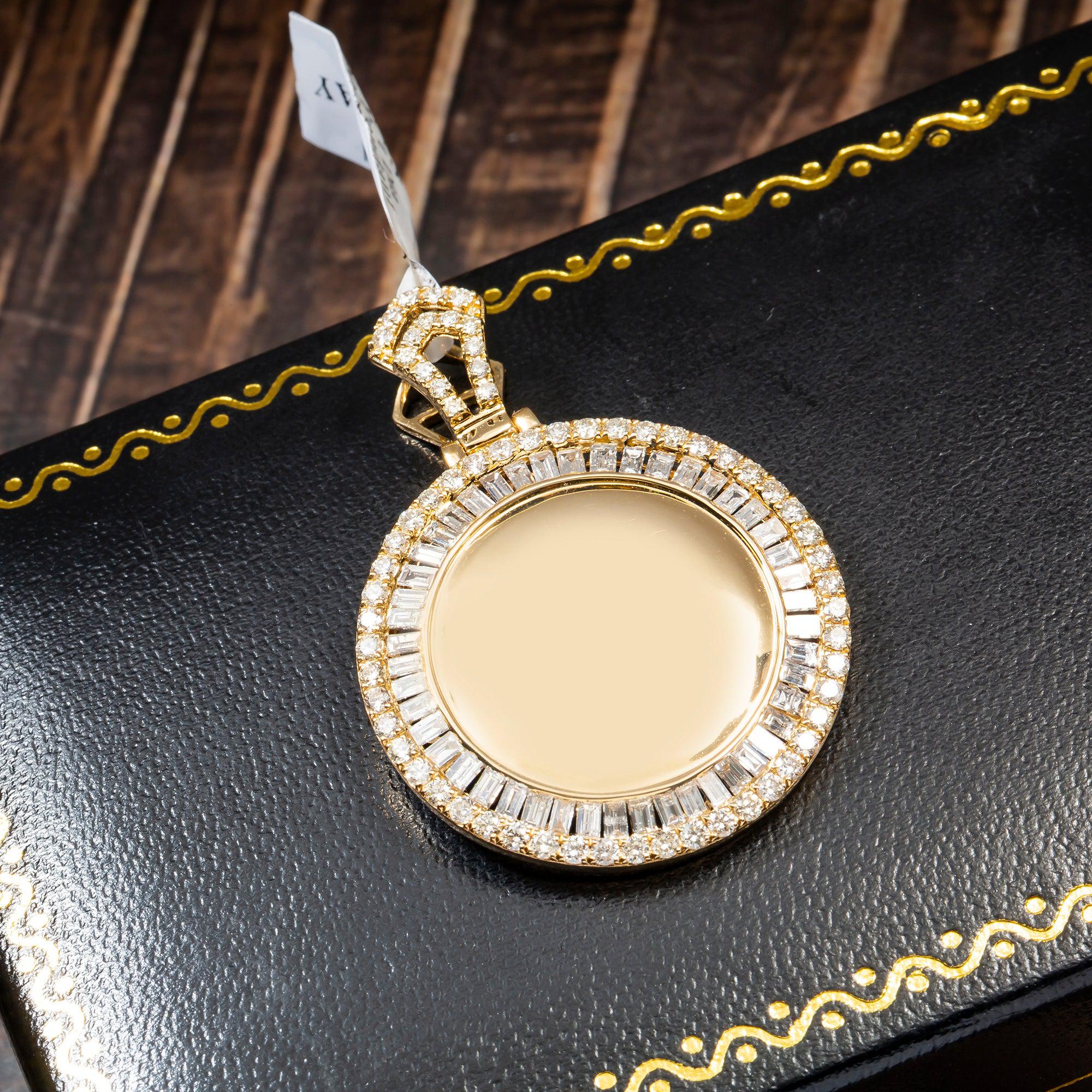 14K YELLOW GOLD BAGUETTE AND ROUND DIAMOND CIRCLE PICTURE PENDANT 4.01 CT - Image 2