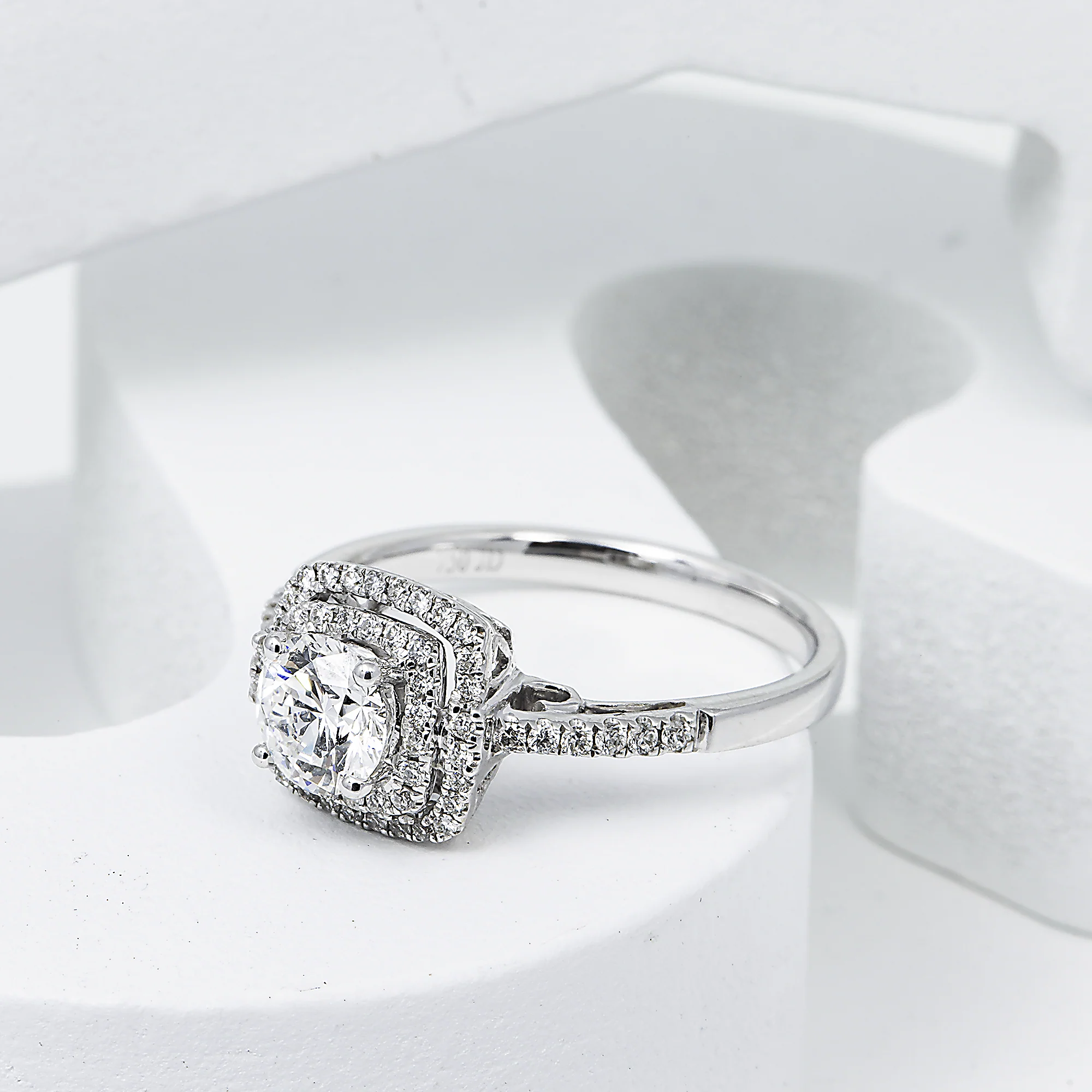 18K GOLD ROUND CUT HALO DIAMOND ENGAGEMENT RING 0.72 CTW - Image 2
