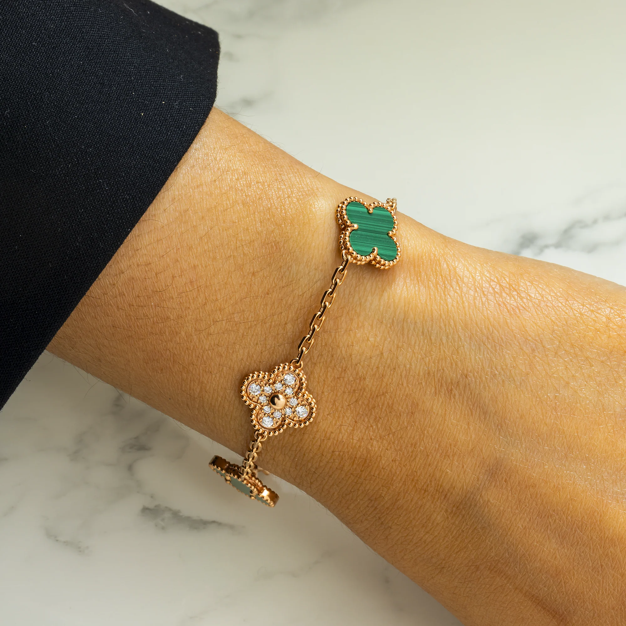 18K GOLD ROUND DIAMOND AND GREEN CLOVER CHAIN BRACELET 0.55 CT - Image 2