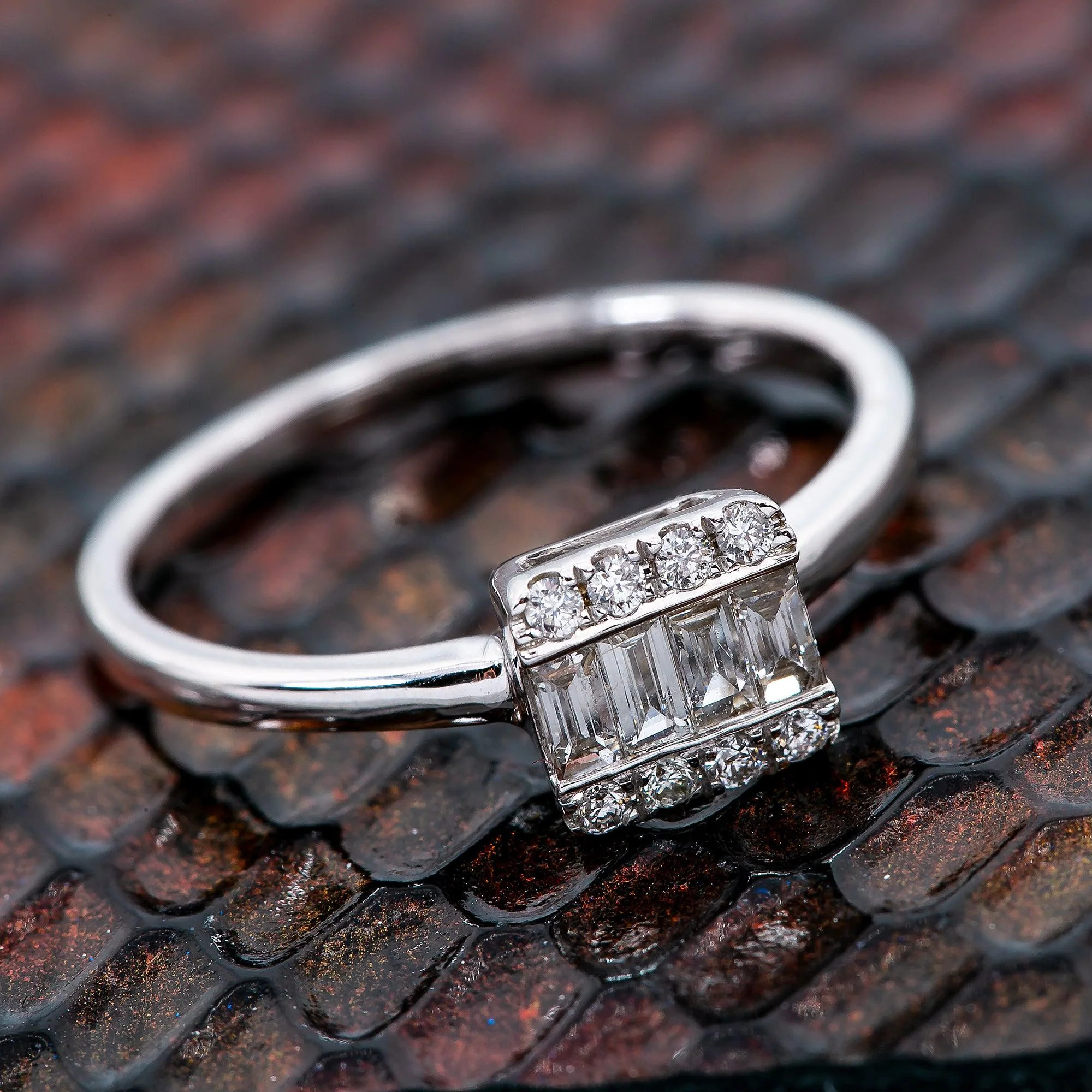 18K White Gold Ladies Ring with 0.28 CT Diamonds - Image 3