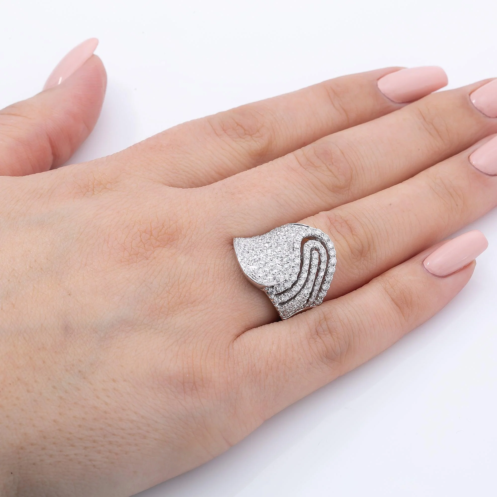 18K White Gold Oval Shaped Ring - Image 3