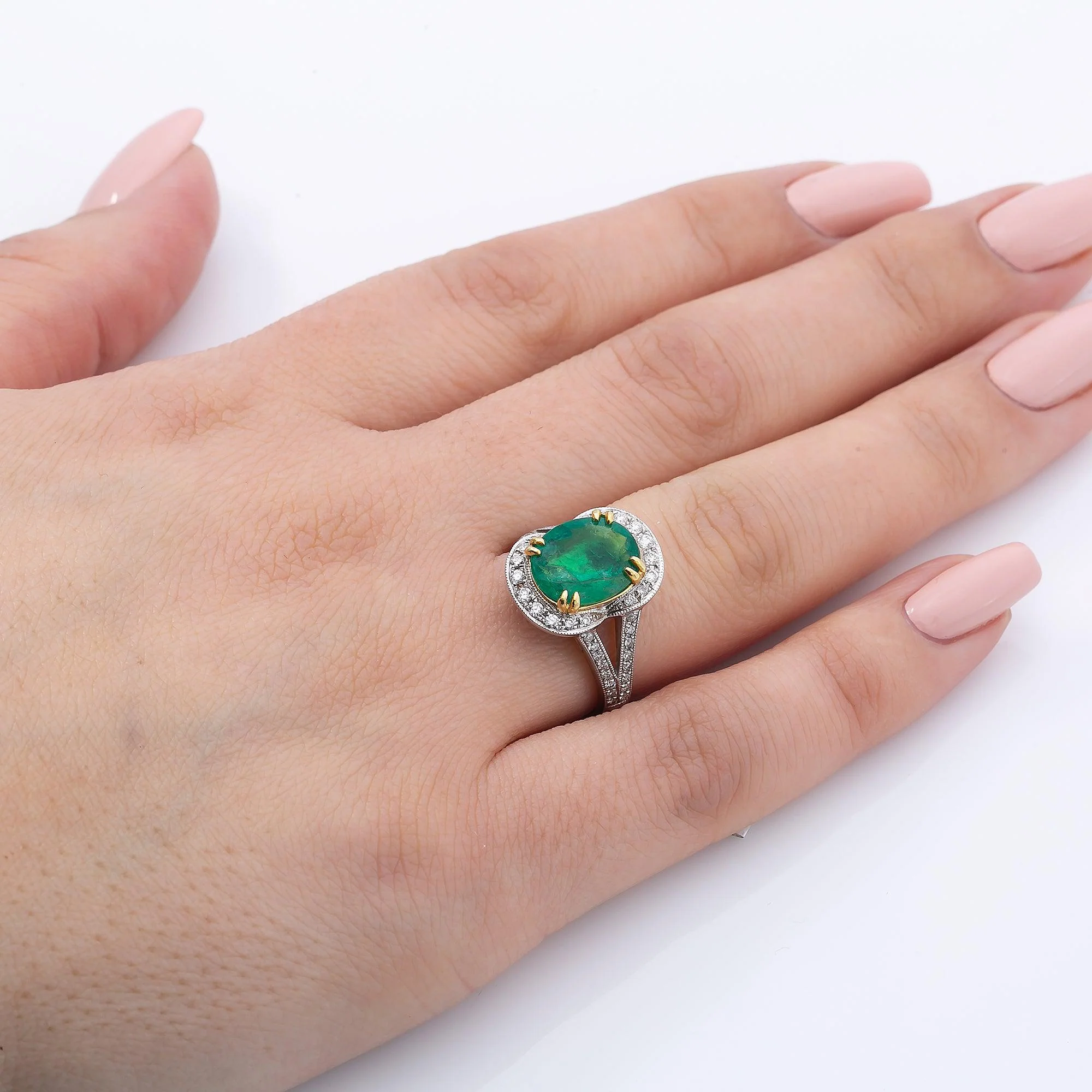 18K White Gold Round Shaped Emerald Diamond And Gemstone Ring - Image 3
