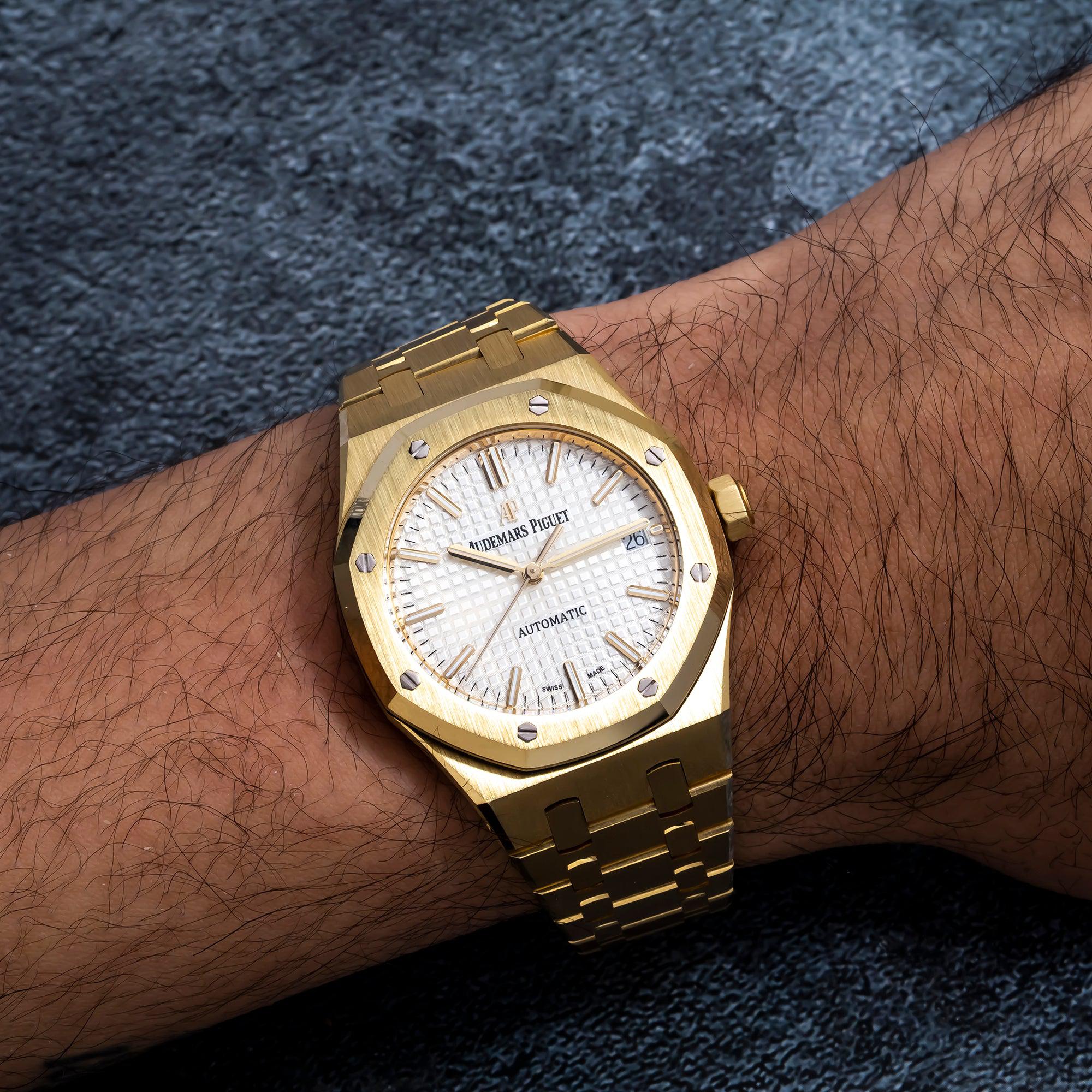 Audemars Piguet Royal Oak Selfwinding 37MM
15450BA.OO.1256BA.01 Silver Dial Yellow Gold Bezel 18K Yellow Gold Bracelet - Image 2