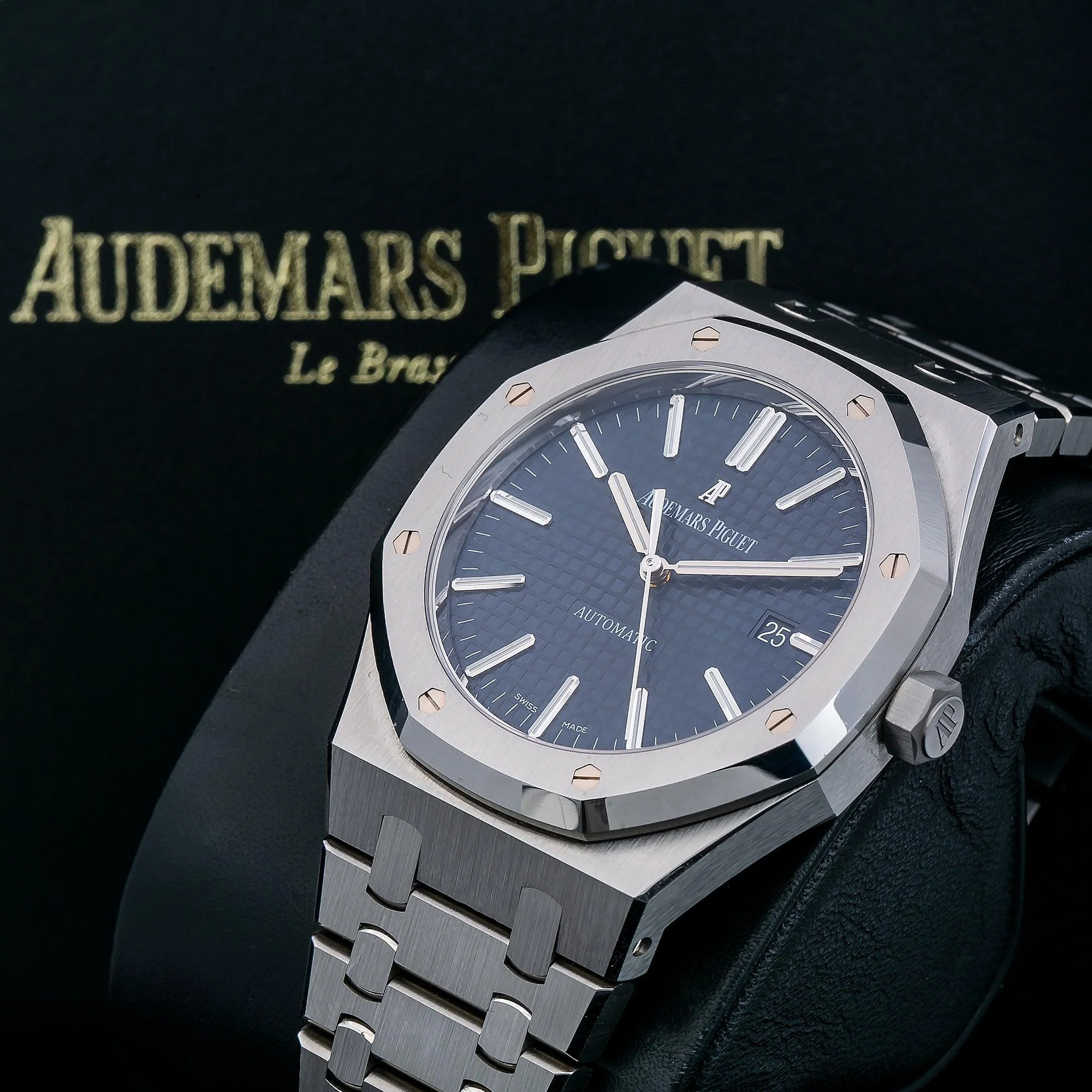Audemars Piguet Royal Oak Selfwinding 41MM 15400ST.OO.1220ST.03 Blue Dial Stainless Steel Bezel Stainless Steel Bracelet - Image 2