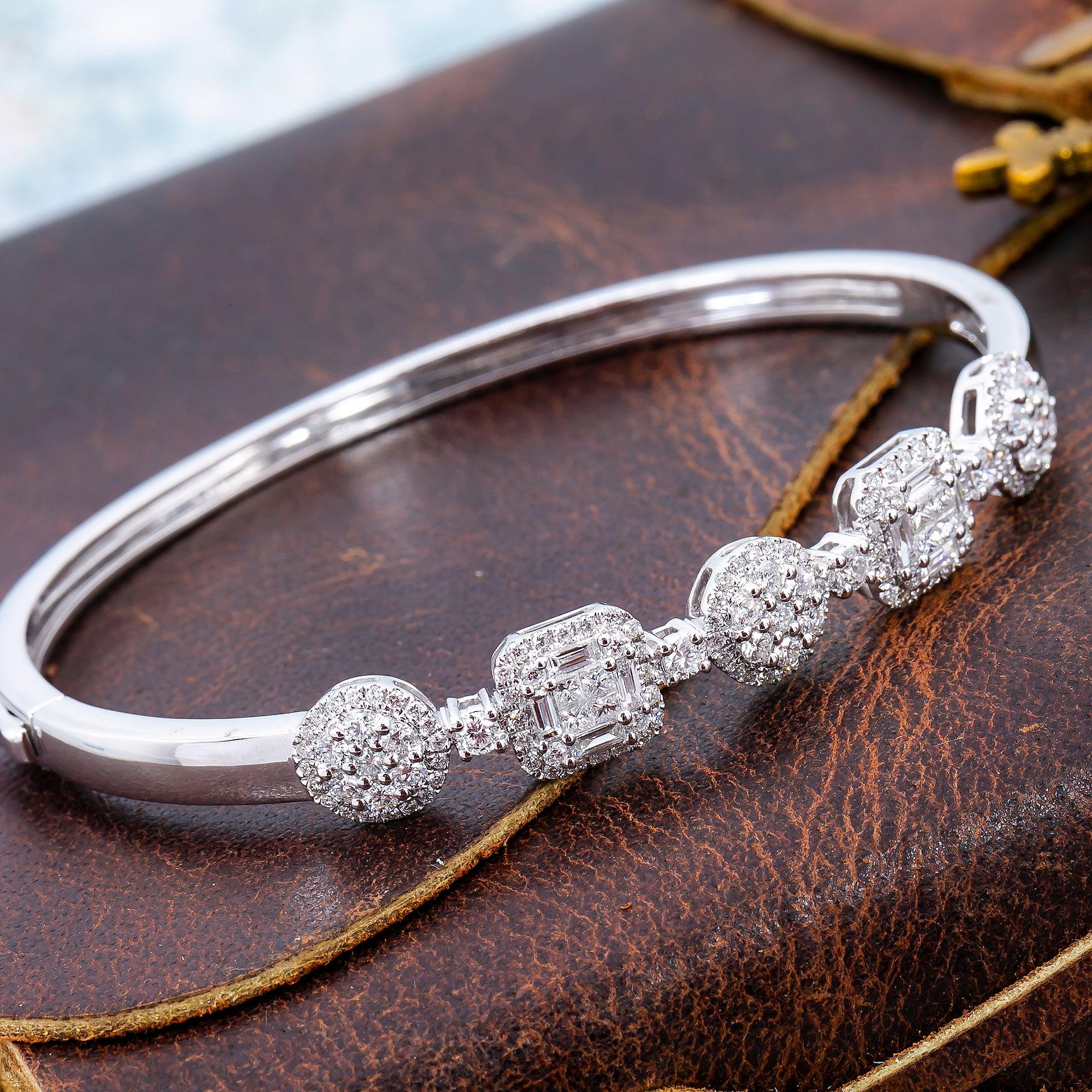 LADIES 18K WHITE GOLD BANGLE WITH ROUND AND BAGUETTE DIAMONDS - Image 2