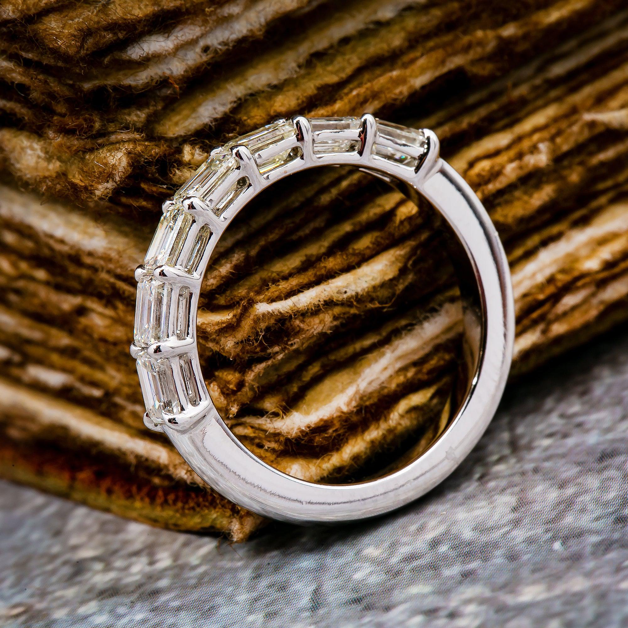 LADIES 18K WHITE GOLD DIAMOND BAND WITH BAGUETTE DIAMONDS - Image 3