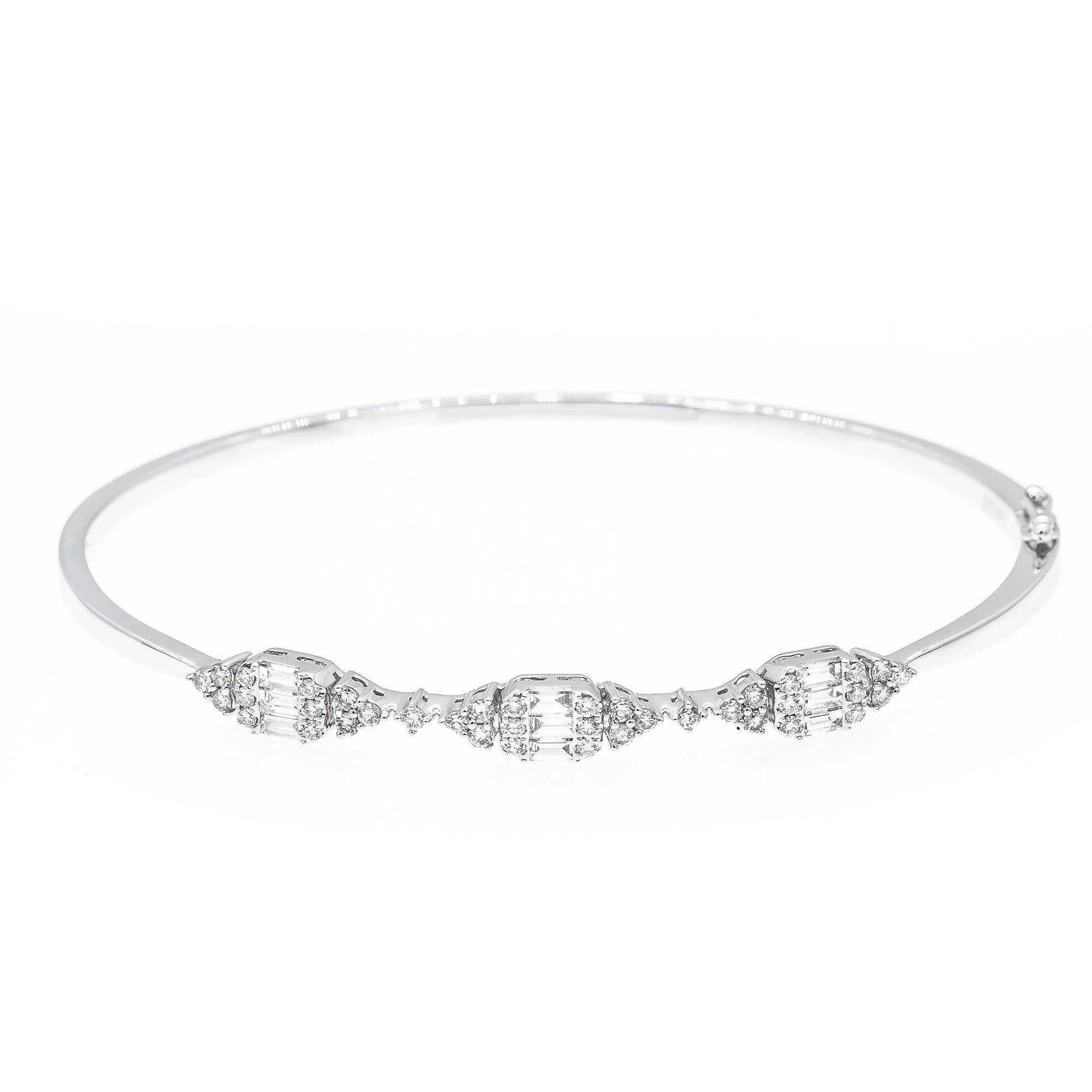 LADIES 18K WHITE GOLD GEOMETRIC BANGLE WITH ROUND AND BAGUETTE DIAMONDS
