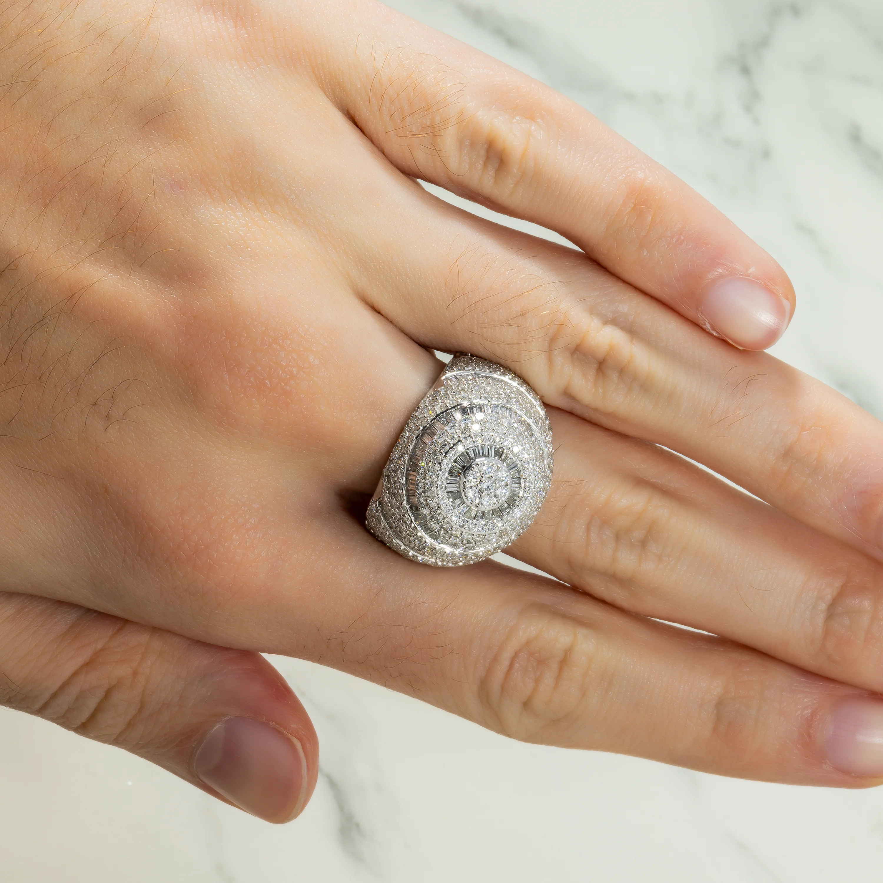 10K GOLD ROUND AND BAGUETTE DIAMOND CIRCULAR RING 4.08 CT - Image 2