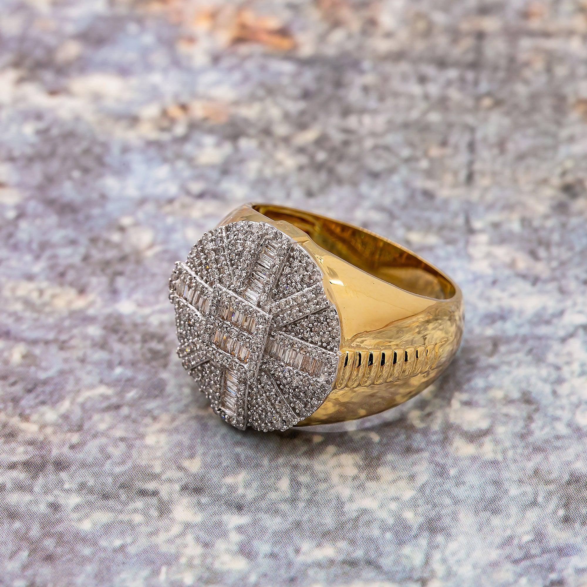 Man's 14K Yellow Gold Ring with 0.94 CT Baguette And Round Diamonds Diamonds - Image 3